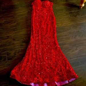 Just in time for Prom! Alglist gown.